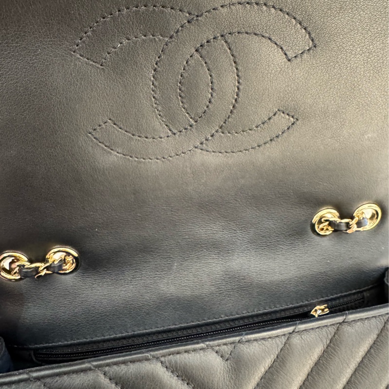 Chanel黑色山形紋金雙C口蓋斜背包-15