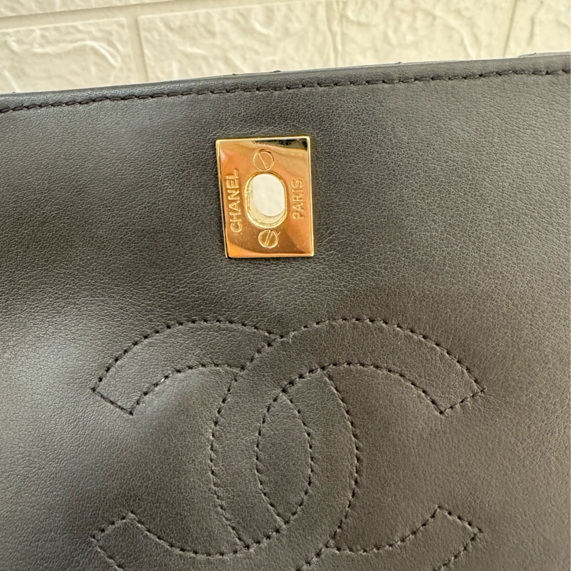 Chanel黑色山形紋金雙C口蓋斜背包-16