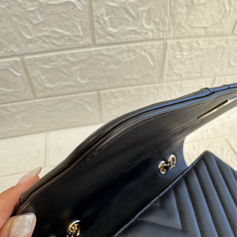 Chanel黑色山形紋金雙C口蓋斜背包-17