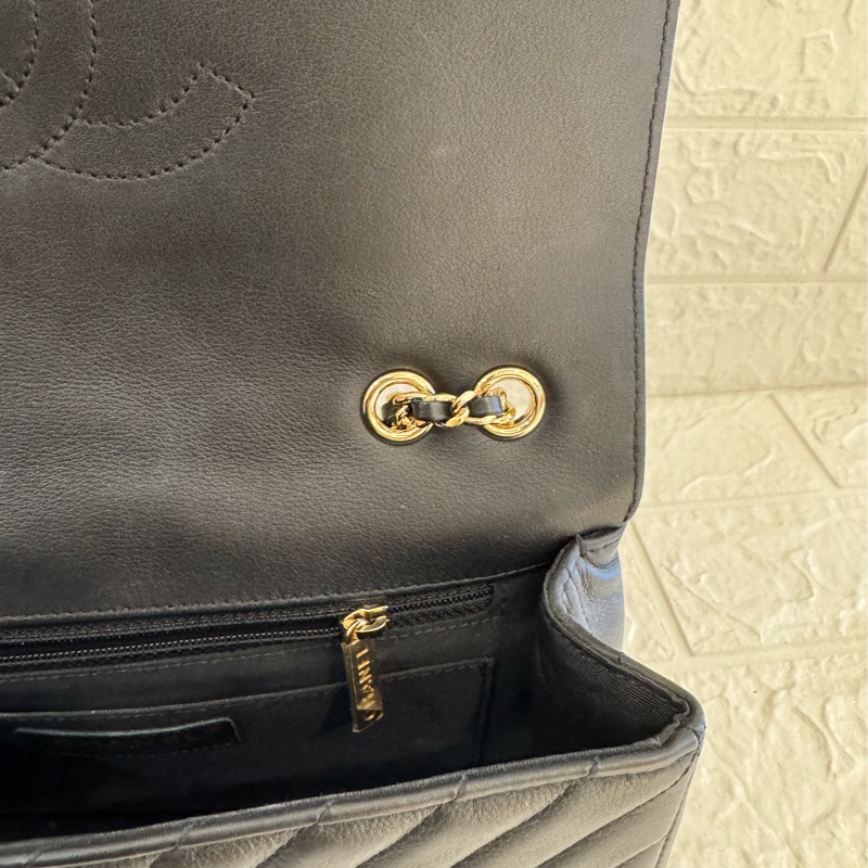 Chanel黑色山形紋金雙C口蓋斜背包-19