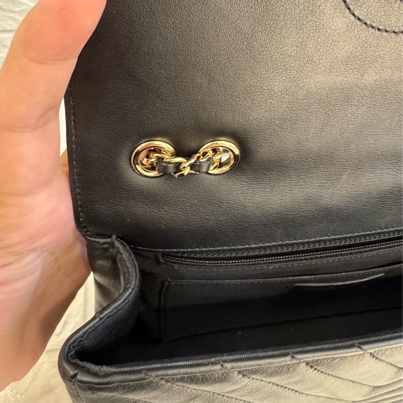 Chanel黑色山形紋金雙C口蓋斜背包-20