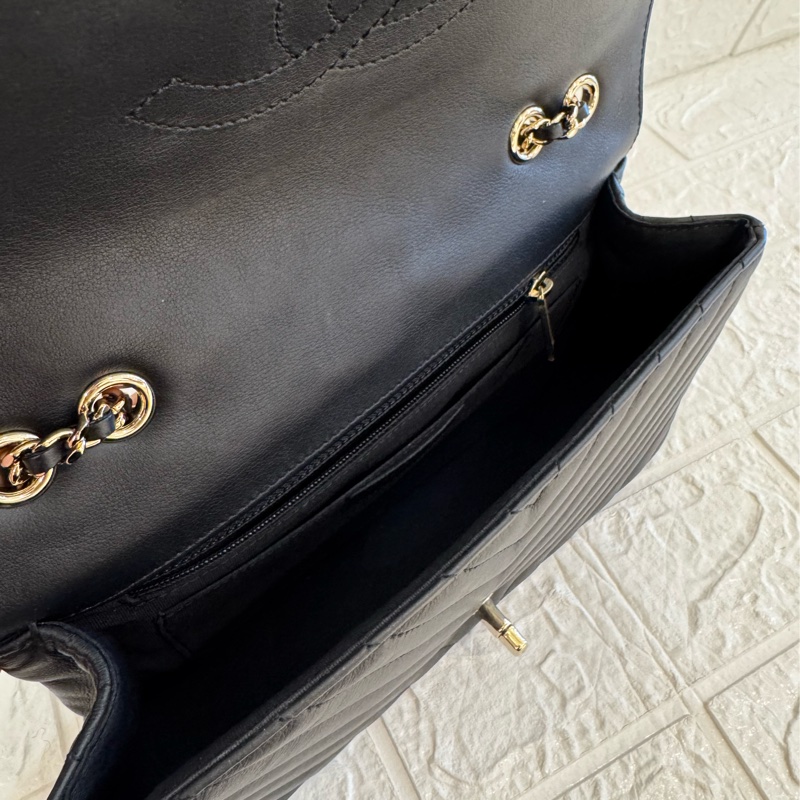 Chanel黑色山形紋金雙C口蓋斜背包-21