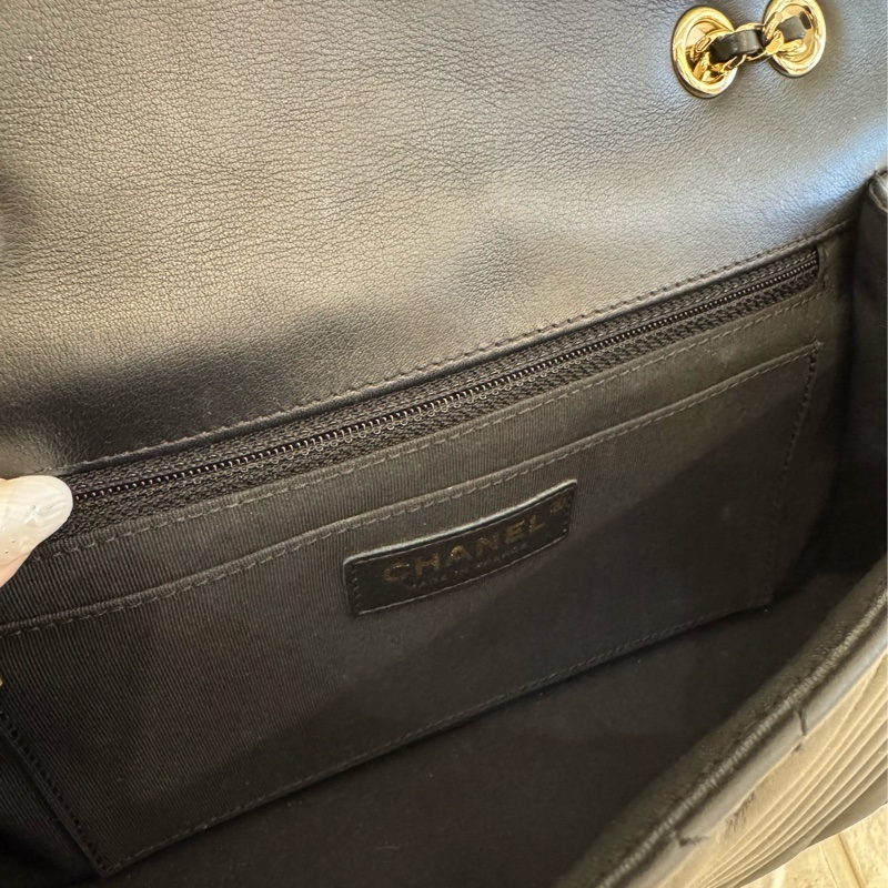 Chanel黑色山形紋金雙C口蓋斜背包-22