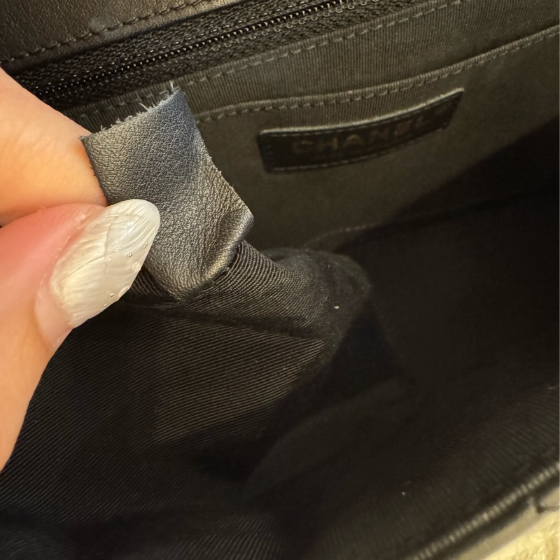 Chanel黑色山形紋金雙C口蓋斜背包-26