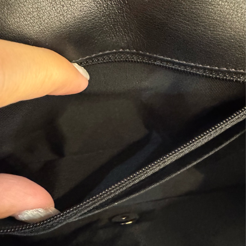 Chanel黑色山形紋金雙C口蓋斜背包-27