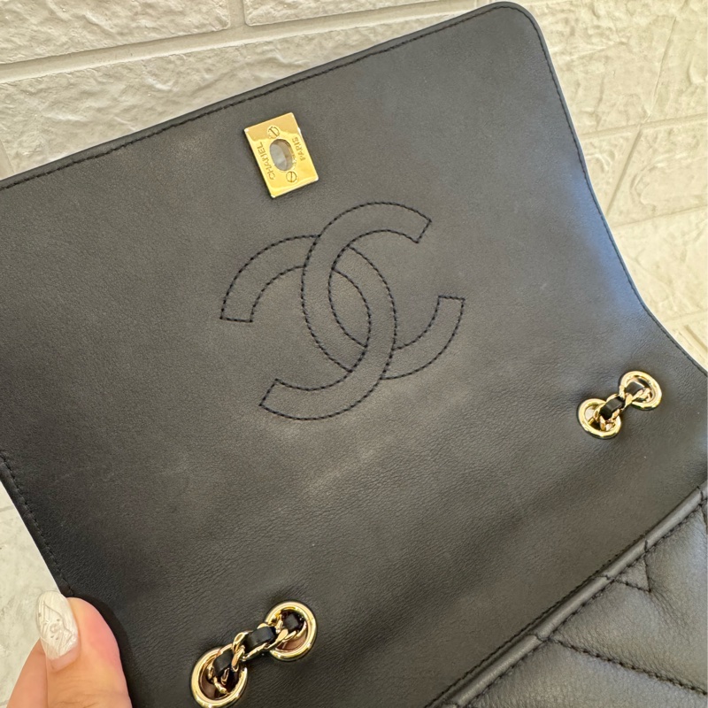 Chanel黑色山形紋金雙C口蓋斜背包-30