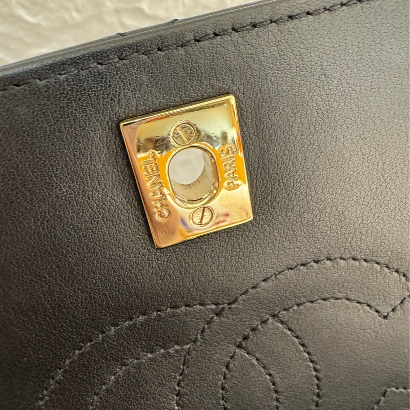 Chanel黑色山形紋金雙C口蓋斜背包-31