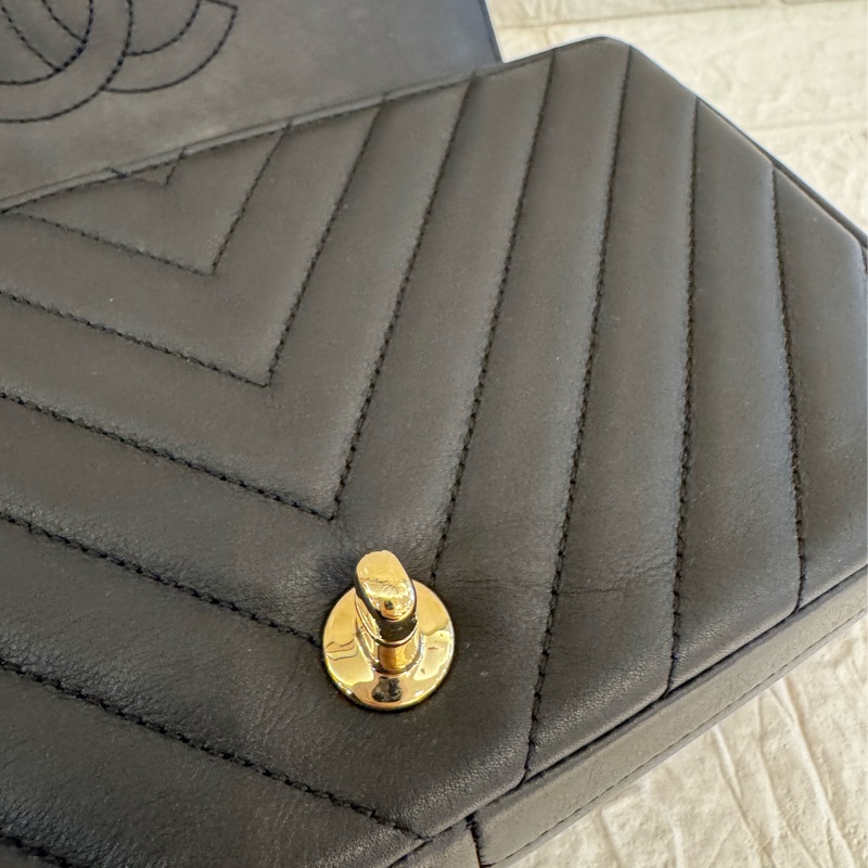 Chanel黑色山形紋金雙C口蓋斜背包-32