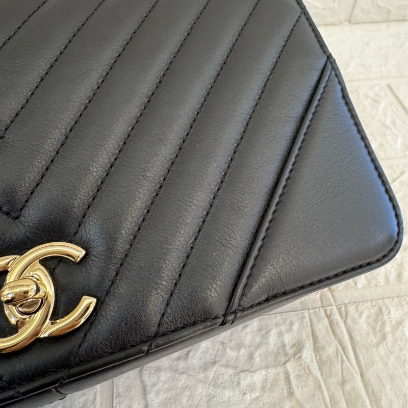 Chanel黑色山形紋金雙C口蓋斜背包-33