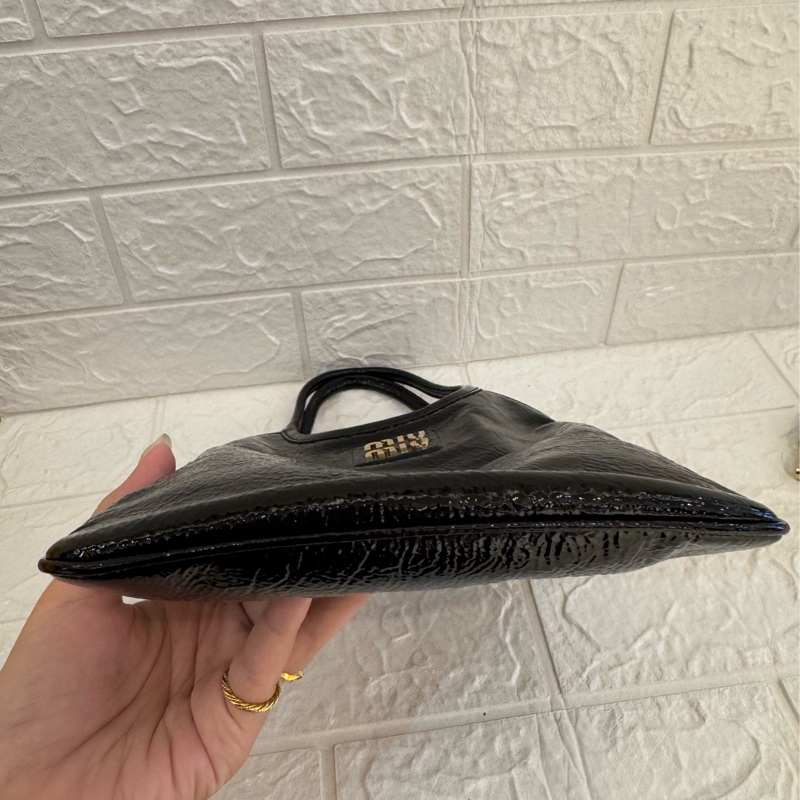 miumiu黑亮皮ivy手提兩用包-4