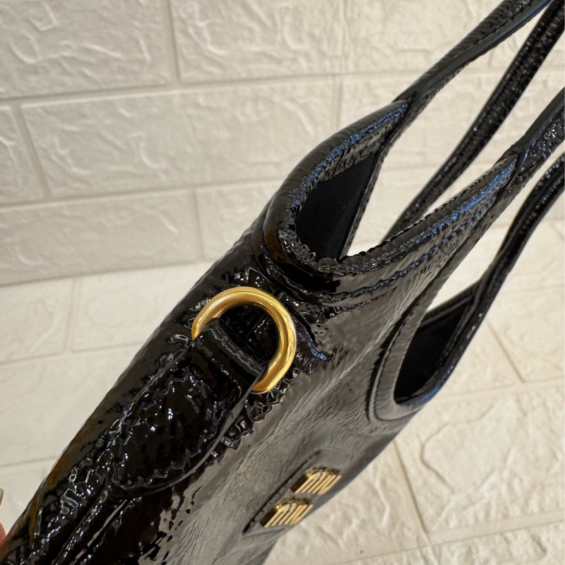 miumiu黑亮皮ivy手提兩用包-8