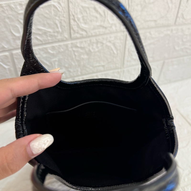 miumiu黑亮皮ivy手提兩用包-12