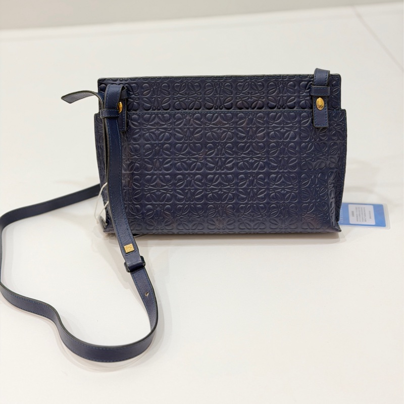 LOEWE logo 壓紋 深藍 斜背包 肩背包 側背包 手拿包 晚宴包-1