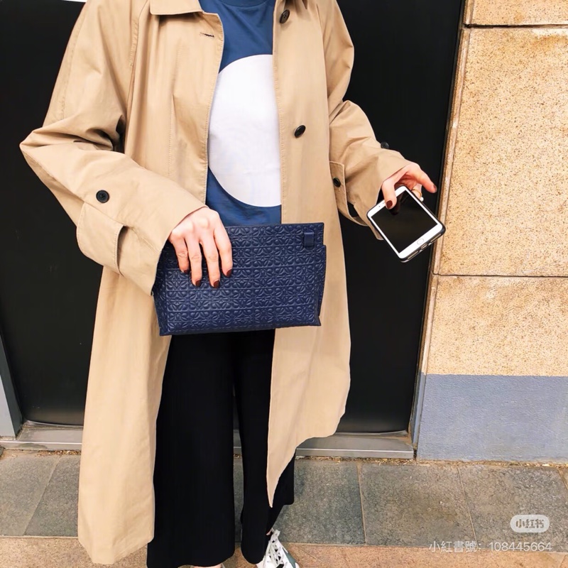 LOEWE logo 壓紋 深藍 斜背包 肩背包 側背包 手拿包 晚宴包-4