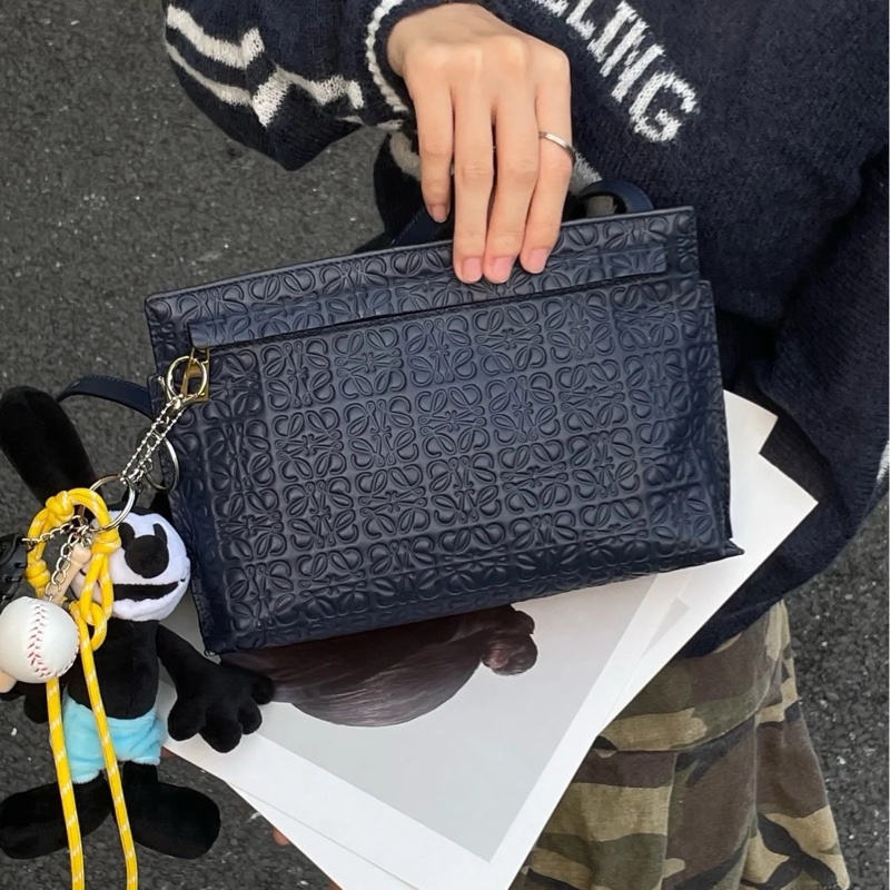 LOEWE logo 壓紋 深藍 斜背包 肩背包 側背包 手拿包 晚宴包-5