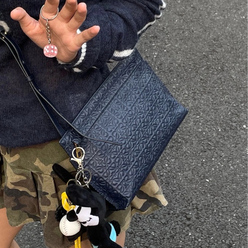 LOEWE logo 壓紋 深藍 斜背包 肩背包 側背包 手拿包 晚宴包-6