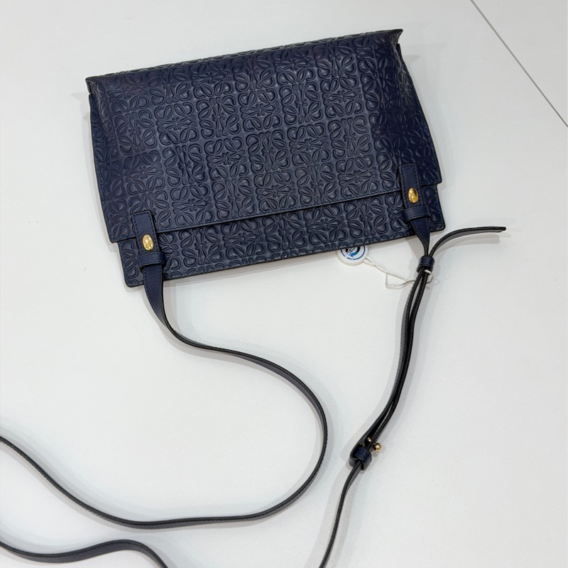 LOEWE logo 壓紋 深藍 斜背包 肩背包 側背包 手拿包 晚宴包-10