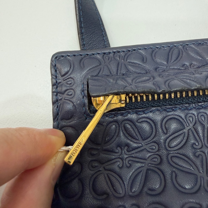 LOEWE logo 壓紋 深藍 斜背包 肩背包 側背包 手拿包 晚宴包-20