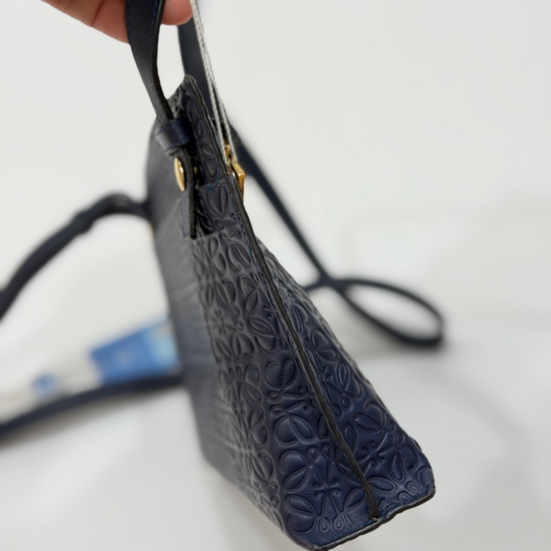 LOEWE logo 壓紋 深藍 斜背包 肩背包 側背包 手拿包 晚宴包-23