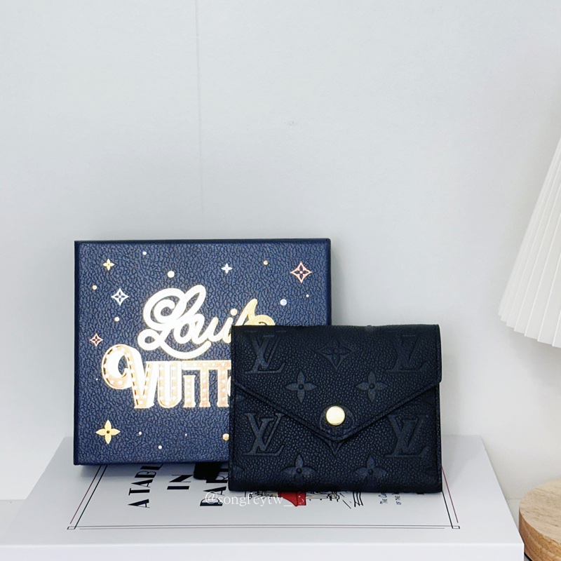 LV 經典 豆豆 三折短夾-壓紋款-0