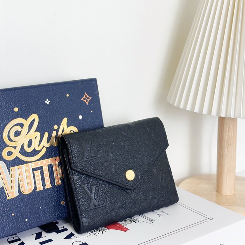 LV 經典 豆豆 三折短夾-壓紋款-1