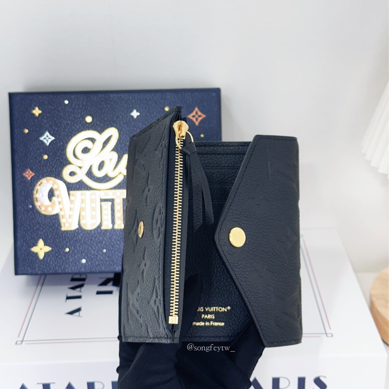 LV 經典 豆豆 三折短夾-壓紋款-3