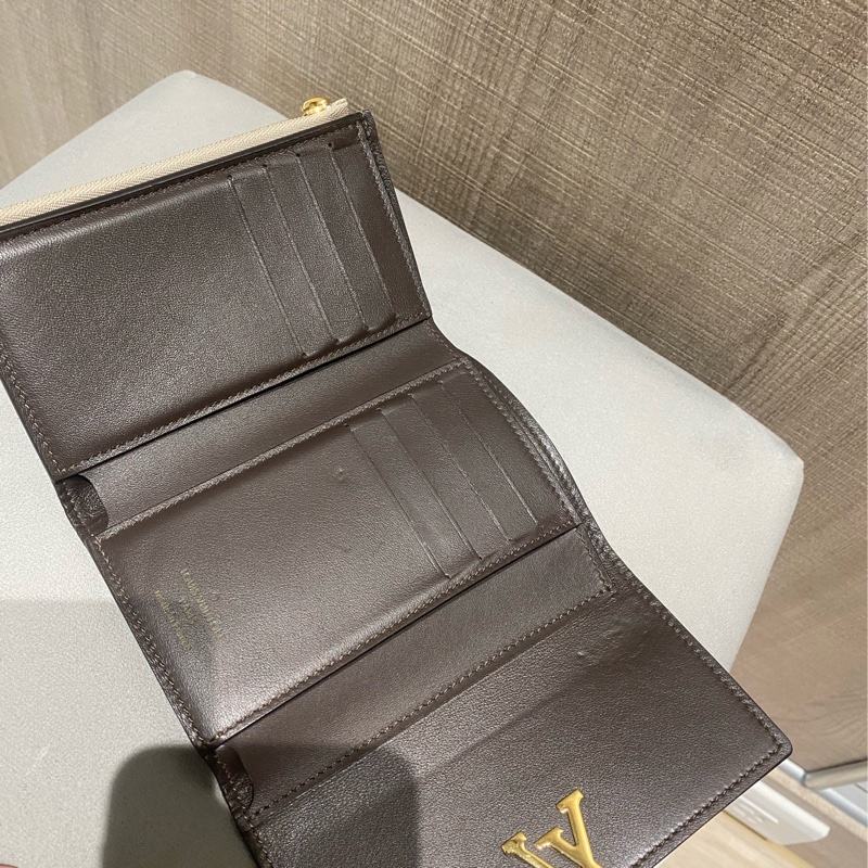 LV Capucines 大象灰三折短夾-9