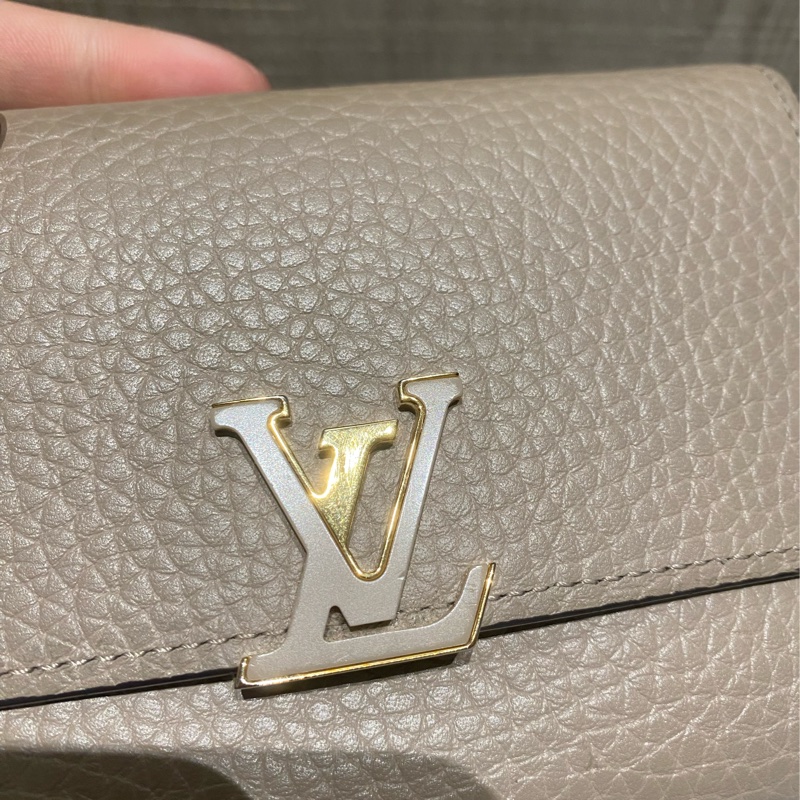 LV Capucines 大象灰三折短夾-11