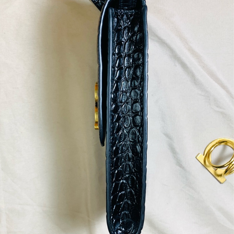 ✨超級質感 近新閒置 Balenciaga巴黎世家新款 黑金大B鱷魚壓紋 手機包/斜背小包-9