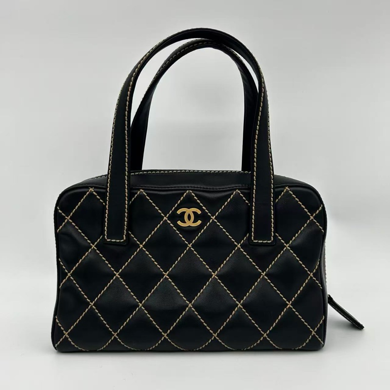 「JL精品代購」 香奈兒黑金羊外縫線保齡球小號手提包-0