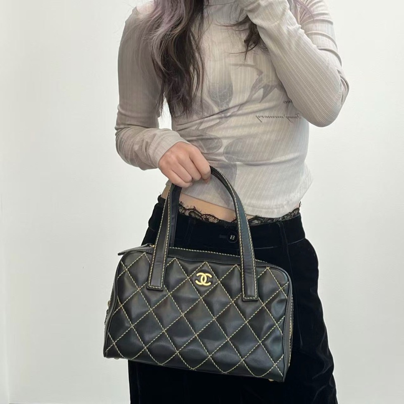 「JL精品代購」 香奈兒黑金羊外縫線保齡球小號手提包-1