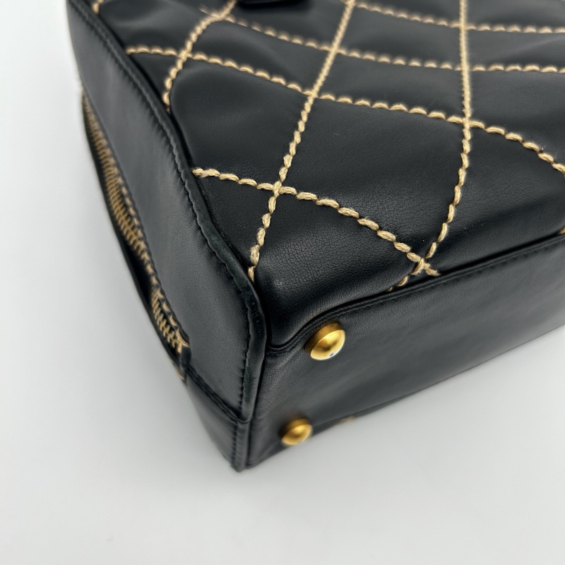 「JL精品代購」 香奈兒黑金羊外縫線保齡球小號手提包-8