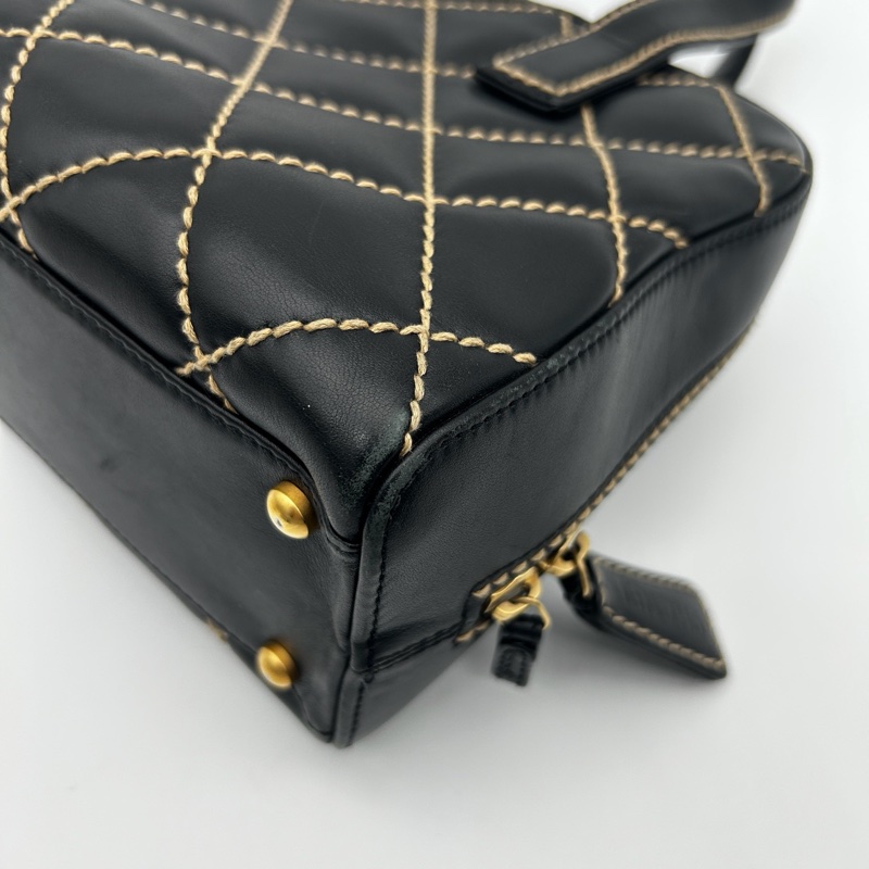 「JL精品代購」 香奈兒黑金羊外縫線保齡球小號手提包-9