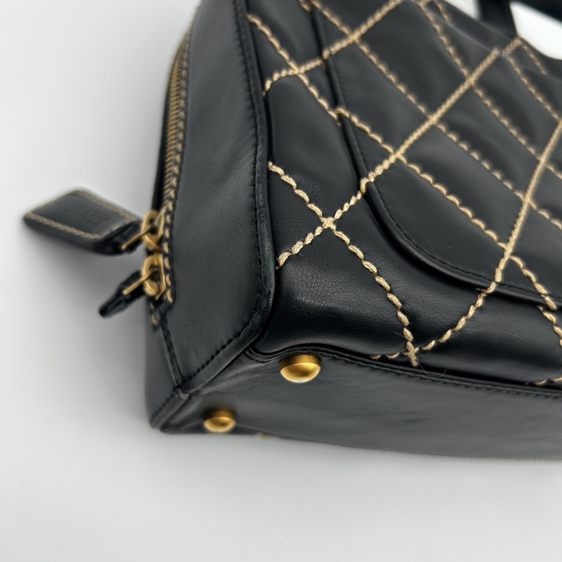 「JL精品代購」 香奈兒黑金羊外縫線保齡球小號手提包-10