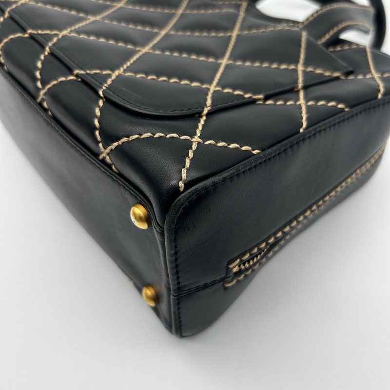 「JL精品代購」 香奈兒黑金羊外縫線保齡球小號手提包-11