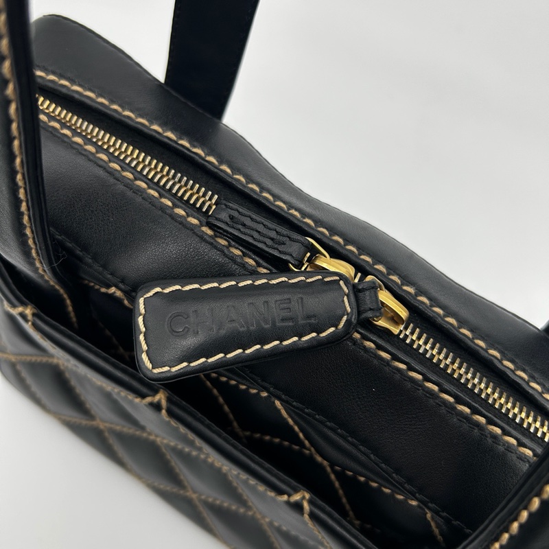 「JL精品代購」 香奈兒黑金羊外縫線保齡球小號手提包-12