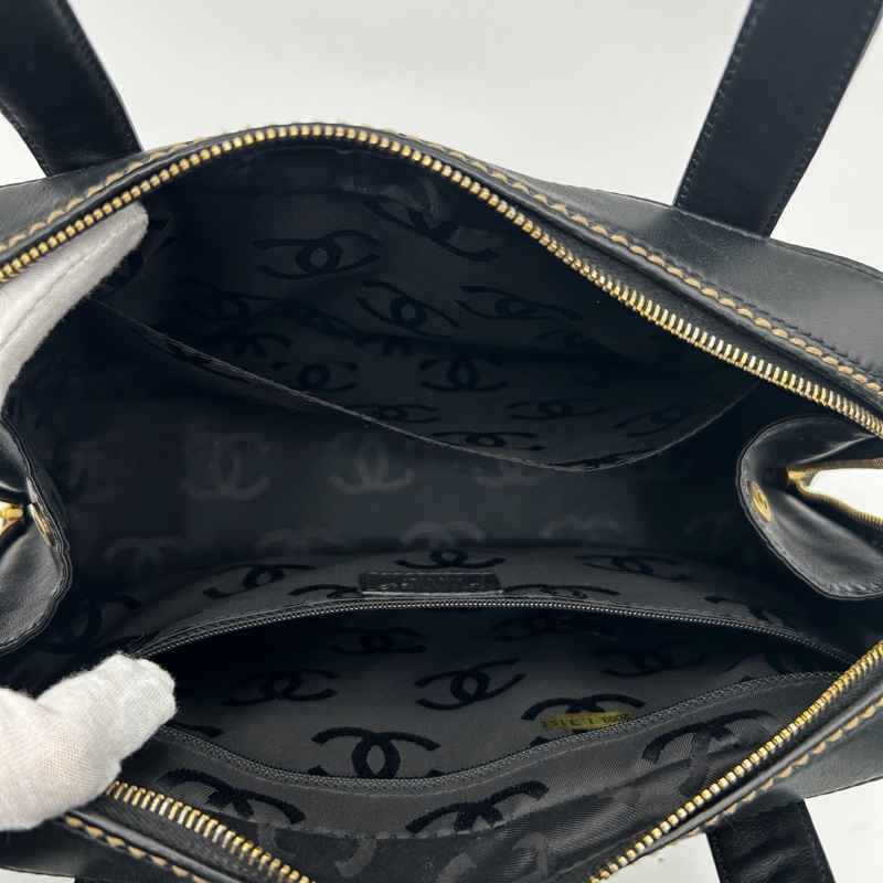 「JL精品代購」 香奈兒黑金羊外縫線保齡球小號手提包-13