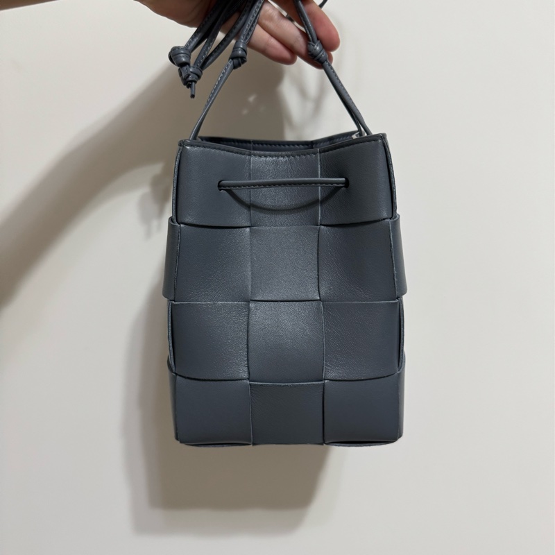 Bottega Veneta Cassette 12格灰色水桶包-2