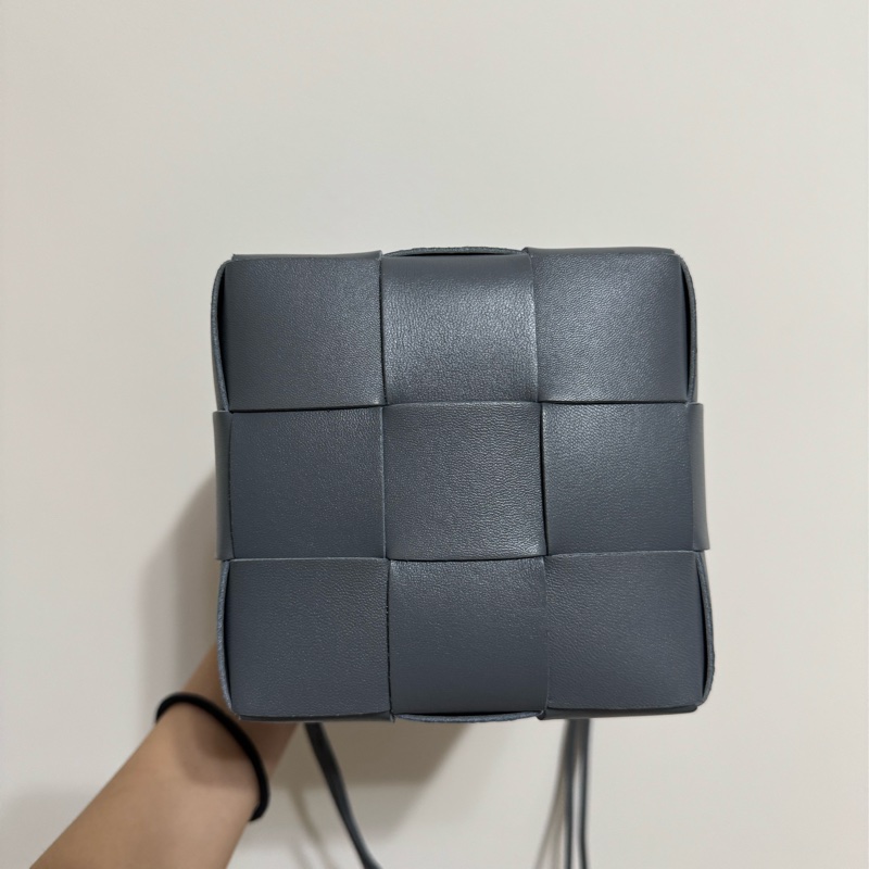 Bottega Veneta Cassette 12格灰色水桶包-7