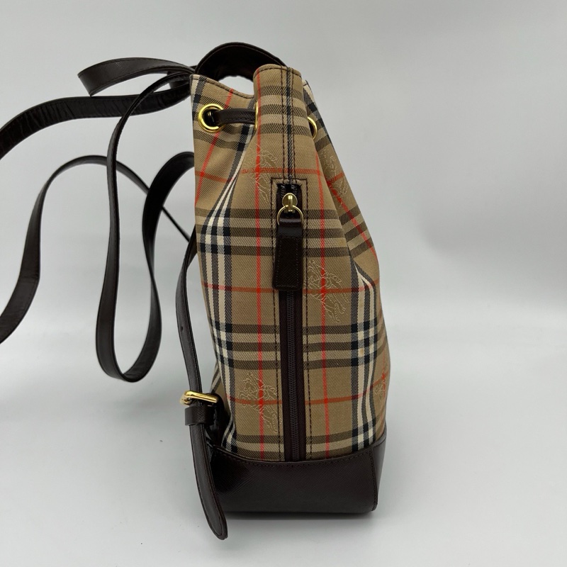 「JL精品代購」 Burberry經典格紋拼皮金牌抽繩雙肩包-5