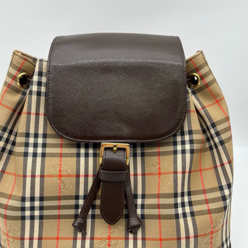 「JL精品代購」 Burberry經典格紋拼皮金牌抽繩雙肩包-7