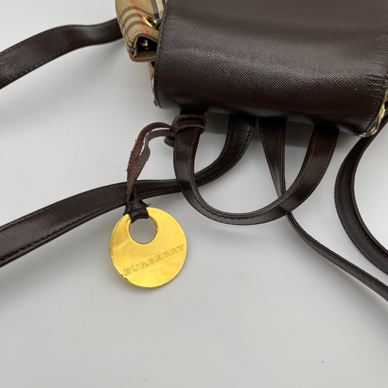 「JL精品代購」 Burberry經典格紋拼皮金牌抽繩雙肩包-9