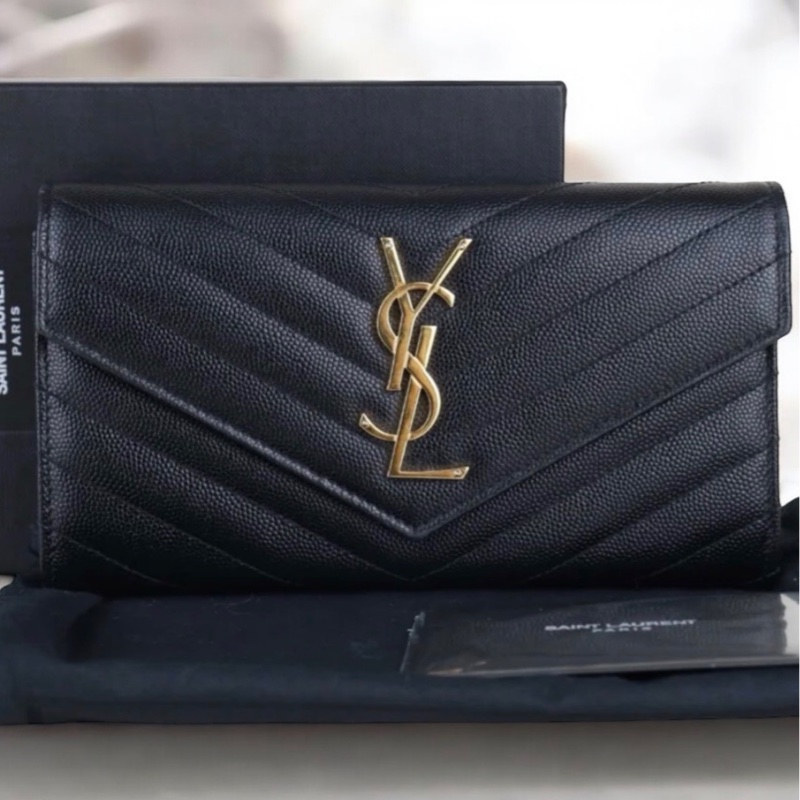 「JL精品代購」 98新 Ysl 荔枝牛皮黑金信封翻蓋長夾-0