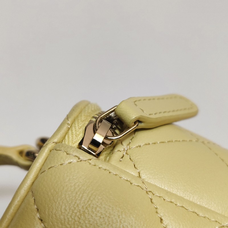 Chanel Vanity Case羊皮純色菱格絎縫雙C標識單肩包斜挎包-11