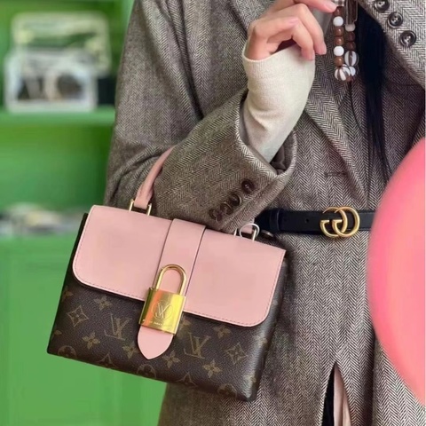 近新路易威登鎖頭包LV原花拚櫻花粉牛皮Locky BB手提側背包M44080