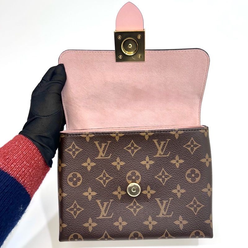 近新路易威登鎖頭包LV原花拚櫻花粉牛皮Locky BB手提側背包M44080-9