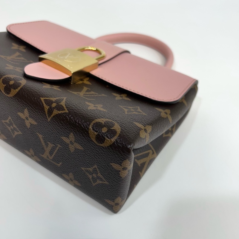 近新路易威登鎖頭包LV原花拚櫻花粉牛皮Locky BB手提側背包M44080-12