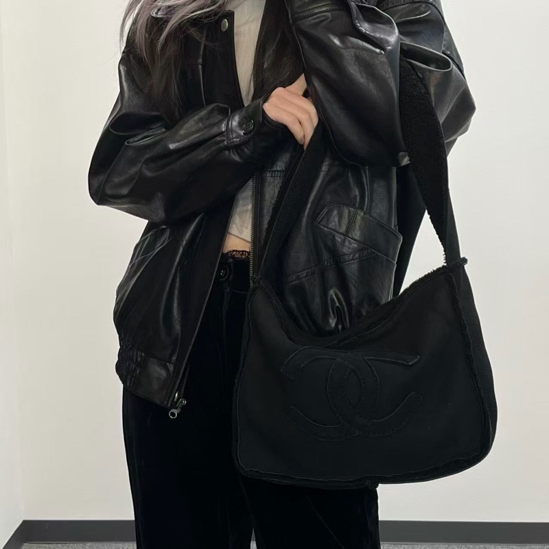 「JL精品代購」香奈兒黑色外縫logo羊羔毛單肩拉鏈小方包-1