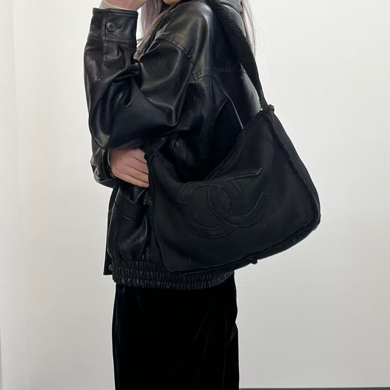 「JL精品代購」香奈兒黑色外縫logo羊羔毛單肩拉鏈小方包-2