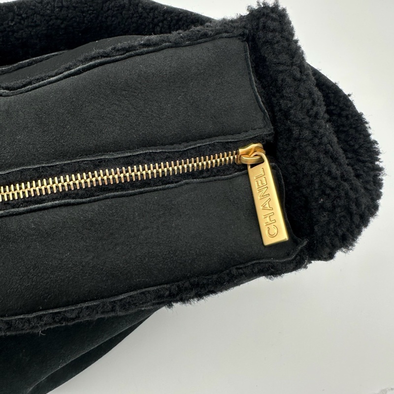 「JL精品代購」香奈兒黑色外縫logo羊羔毛單肩拉鏈小方包-12